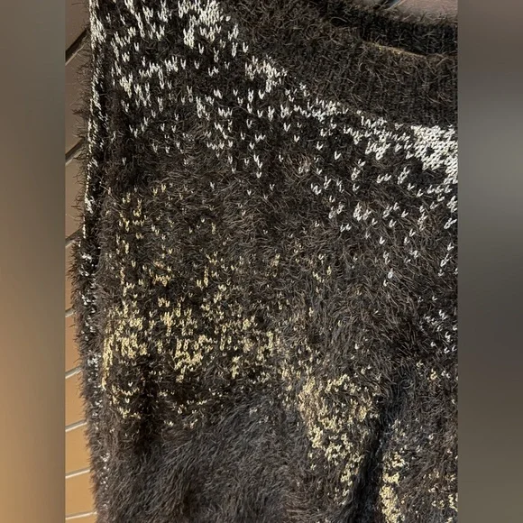 House of Harlow shimmer sweater w metallic threads. Size XS. Excellent condition - Picture 3 of 6